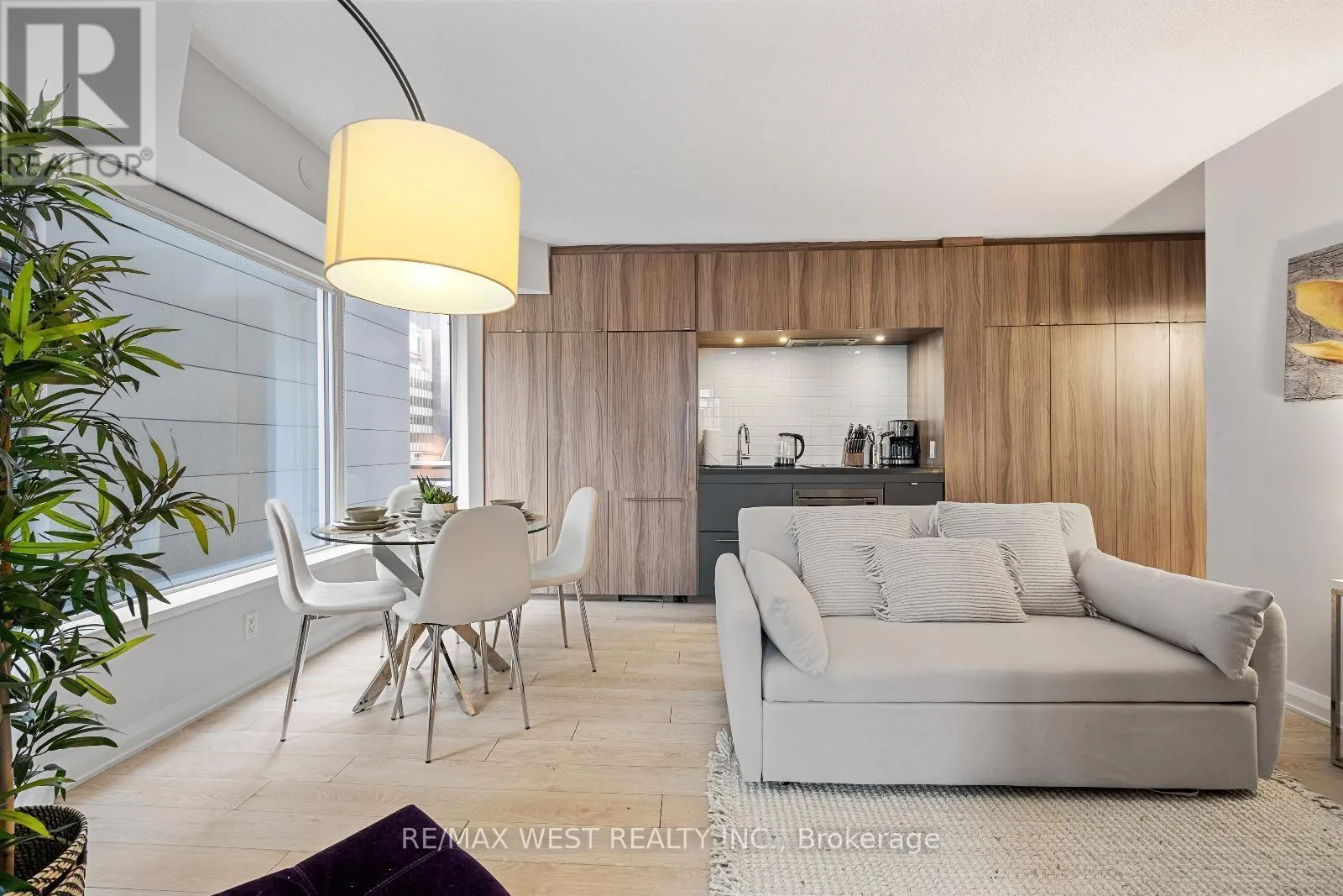 Apartment for rent: 704 - 155 Yorkville Avenue, Toronto, Ontario M5R 0B4