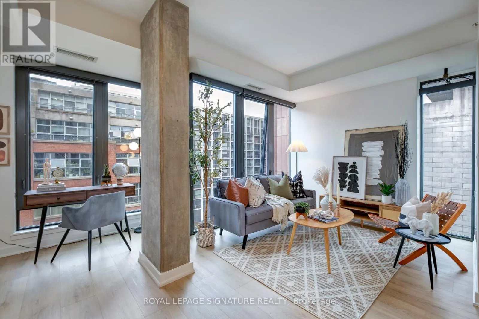 Apartment for rent: 704 - 32 Camden Street, Toronto, Ontario M5V 0G4