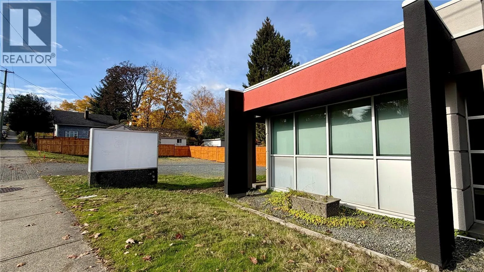 Commercial Mix for rent: 704 Fitzwilliam St, Nanaimo, British Columbia V9R 3B6