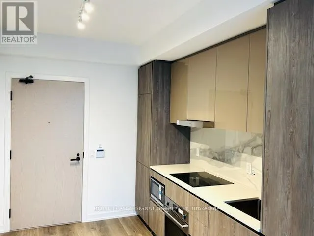 Apartment for rent: 705 - 8 Interchange Way, Vaughan, Ontario L4K 0R2