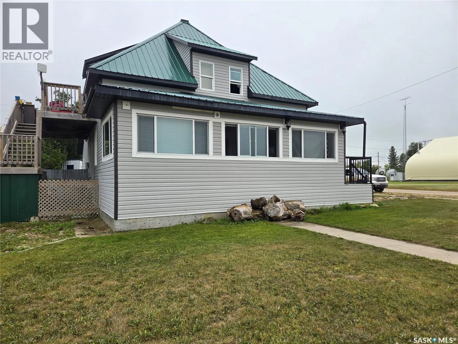 Triplex for rent: 707 Railway Avenue, Neudorf, Saskatchewan S0A 2T0