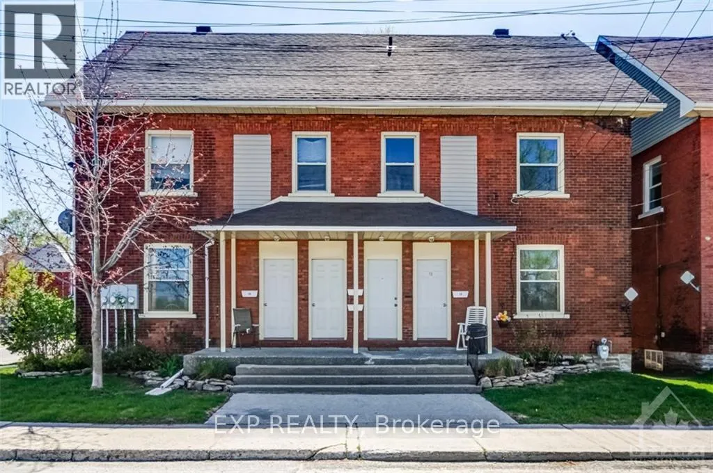 Fourplex for rent: 70-72 Victoria Avenue, Smiths Falls, Ontario K7A 2P5