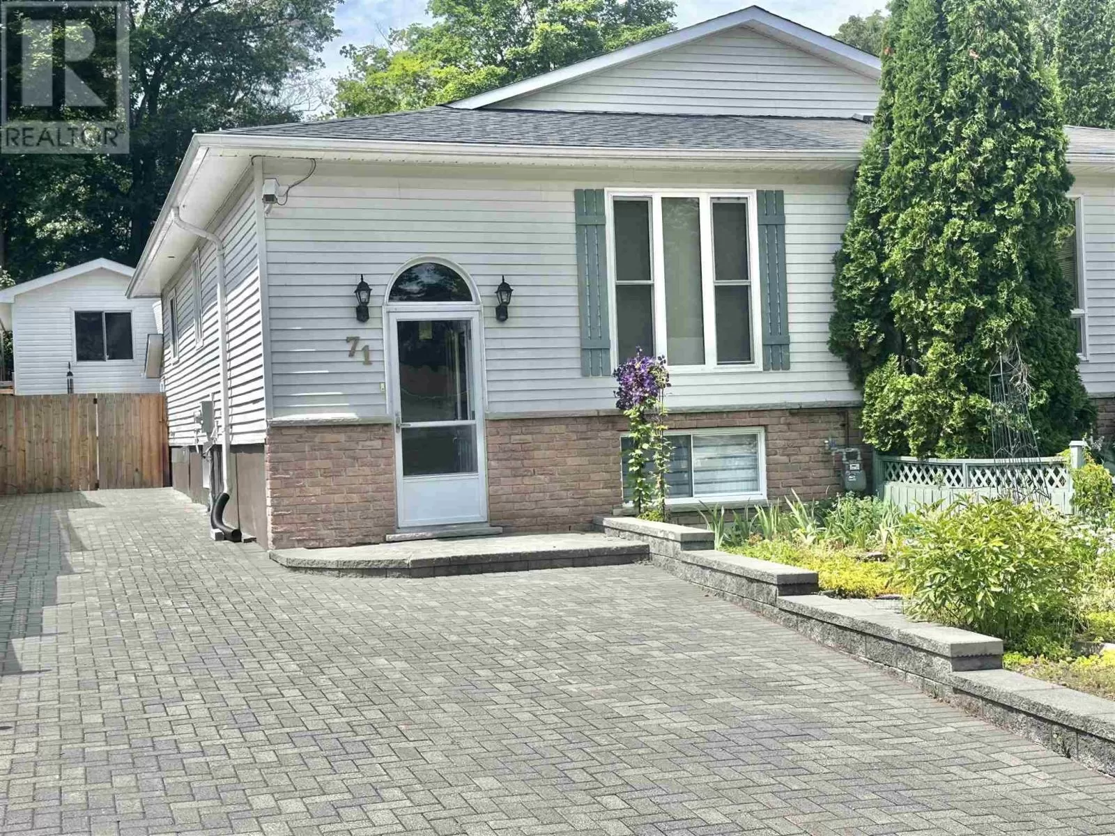 71 Lawrence Ave, Elliot Lake, Ontario P5A 3R1