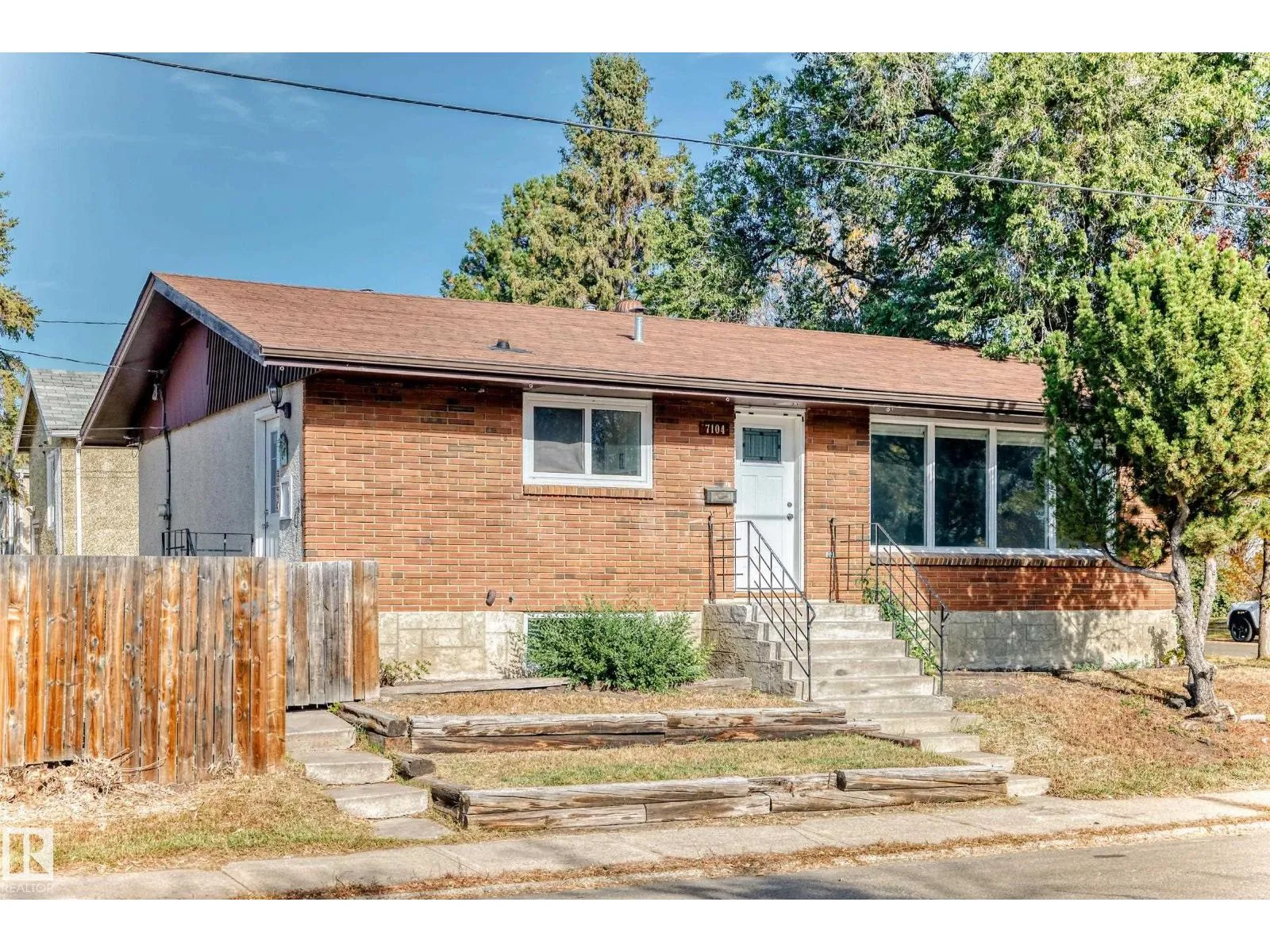 House for rent: 7104 129 Av Nw, Edmonton, Alberta T5C 1W1