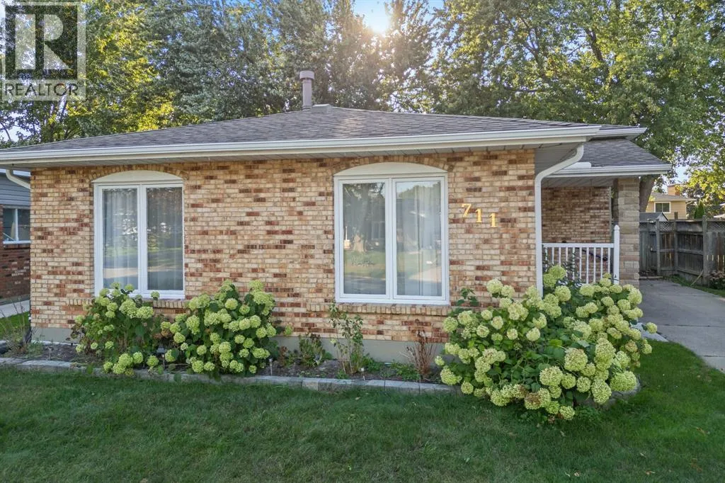 711 Frost Court, Sarnia, Ontario N7S 4H2