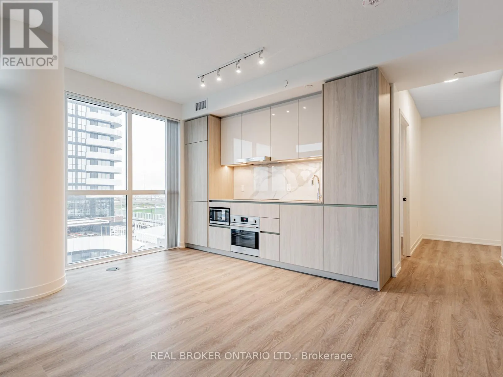 Apartment for rent: 712 - 8 Interchange Way, Vaughan, Ontario L4K 0R2