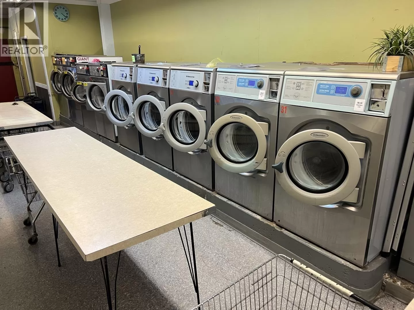 715 Confidential Avenue, North Vancouver, British Columbia V0V 0V0