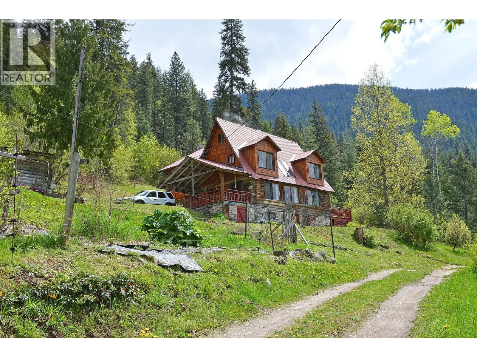 House for rent: 7150/7154 Graham Road, Appledale, British Columbia V0G 2J0