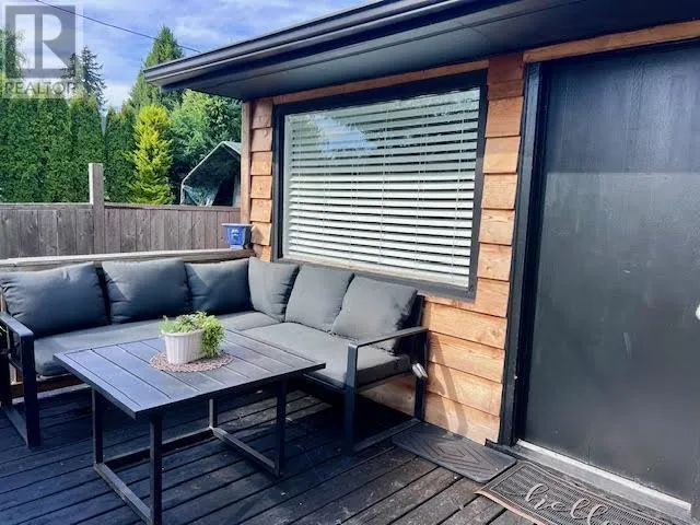 House for rent: 716/718 Hillcrest Road, Gibsons, British Columbia V0N 1V9