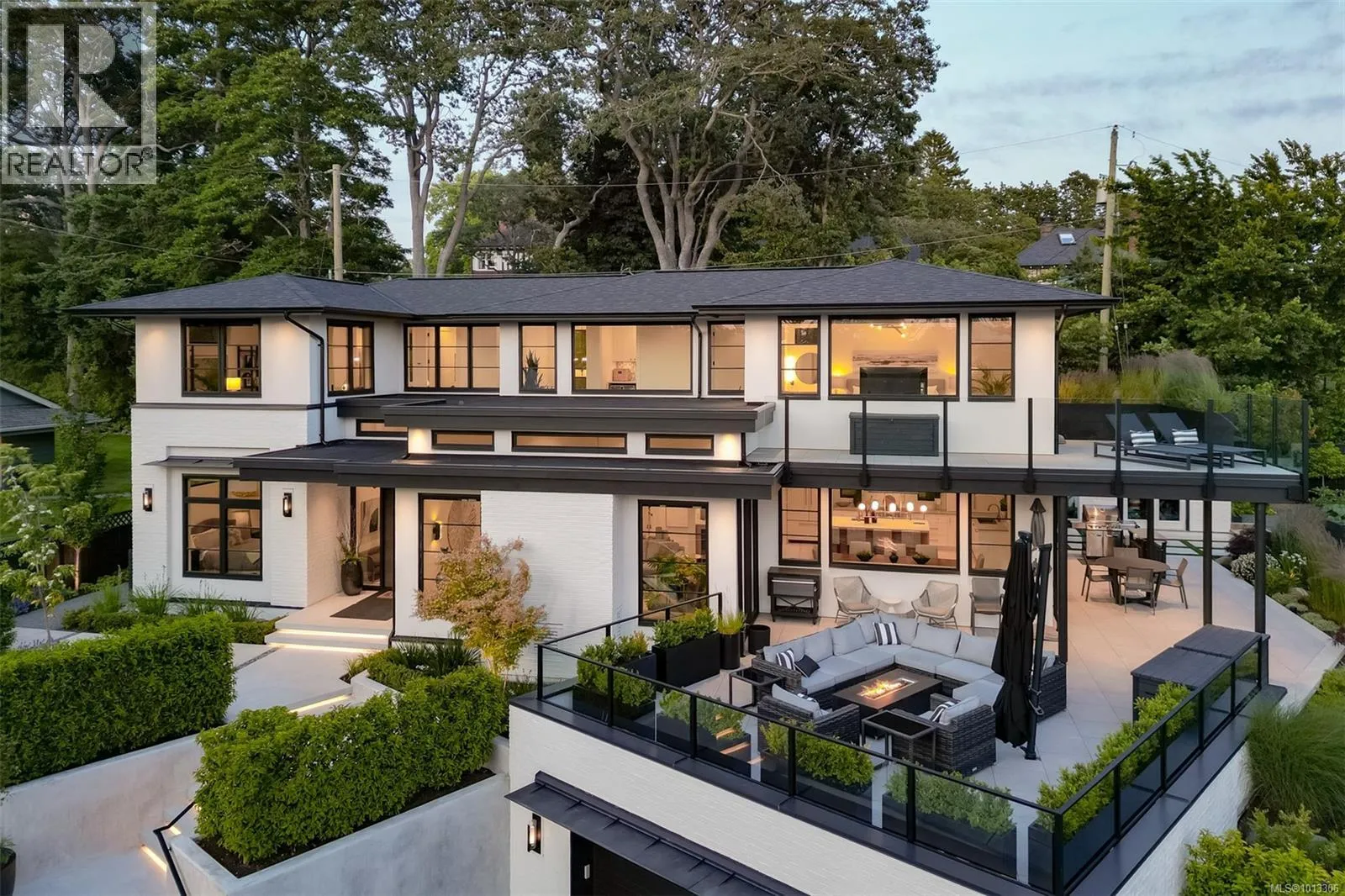 House for rent: 717 Robleda Cres, Victoria, British Columbia V8S 3K6