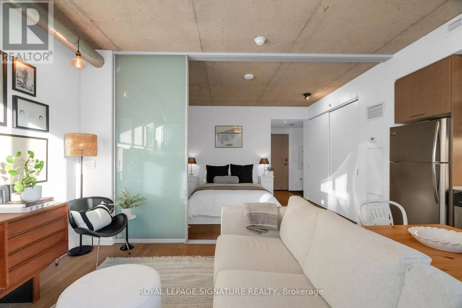 Apartment for rent: 719 - 32 Trolley Crescent, Toronto, Ontario M5A 0E9