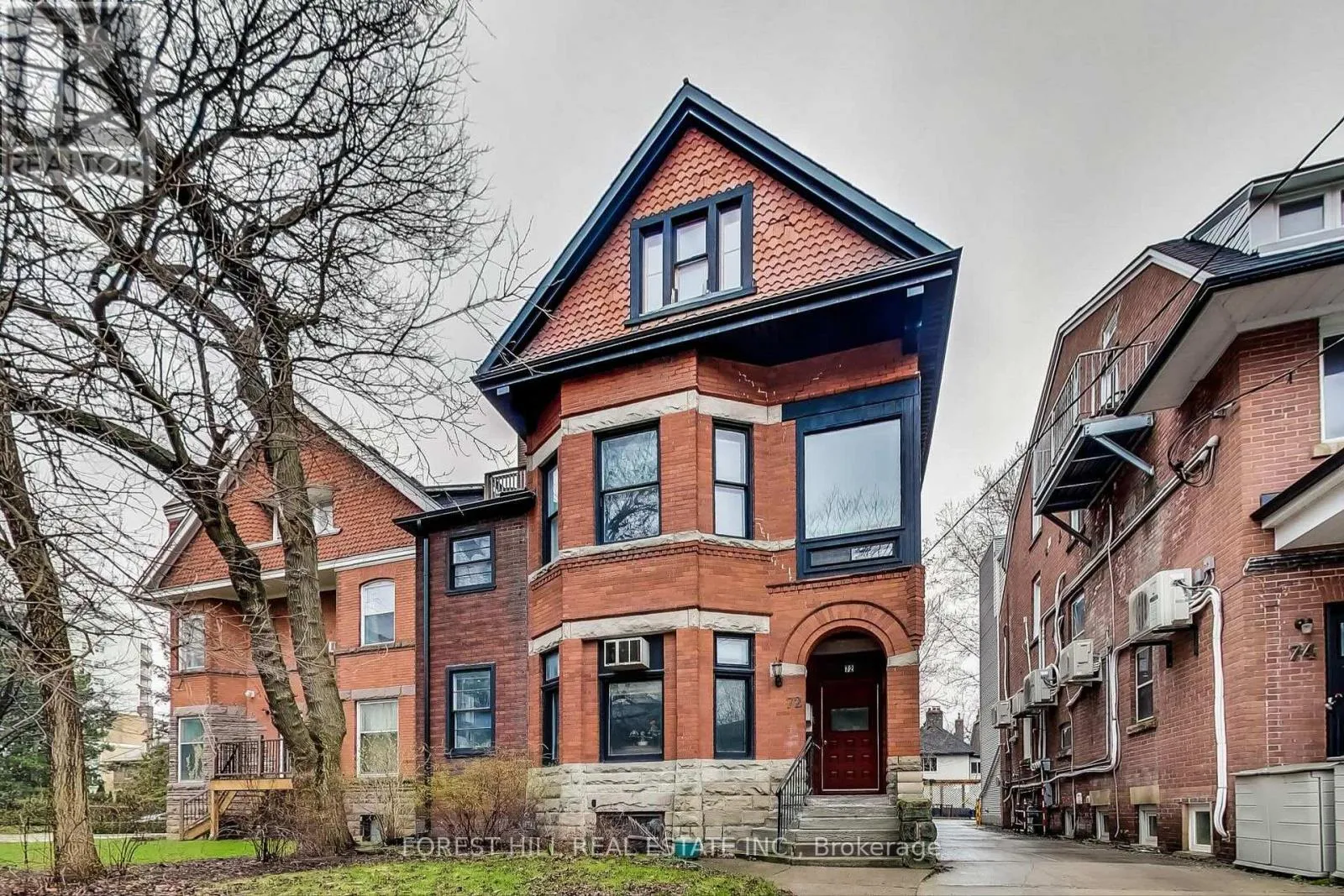 Other for rent: 72 Walmer Road, Toronto, Ontario M5R 2X7