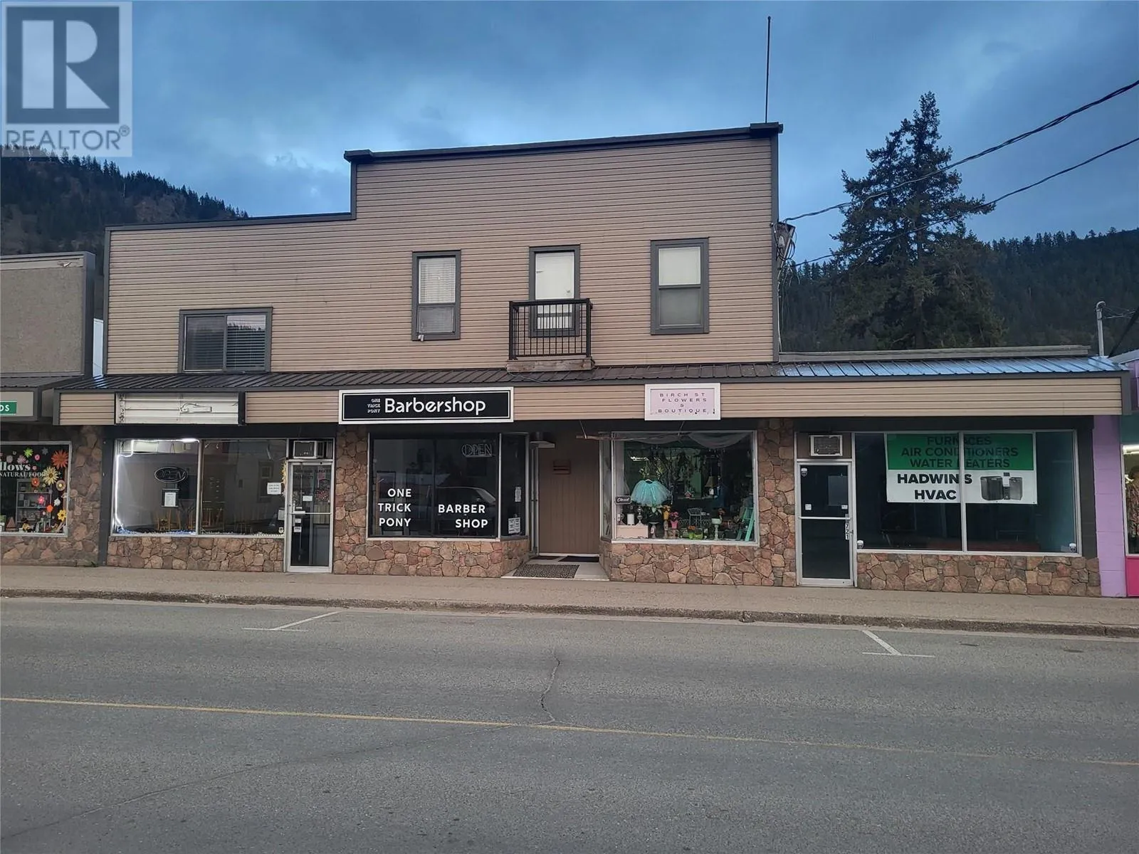 Residential Commercial Mix for rent: 721-725 Shuswap Avenue, Chase, British Columbia V0E 1M0