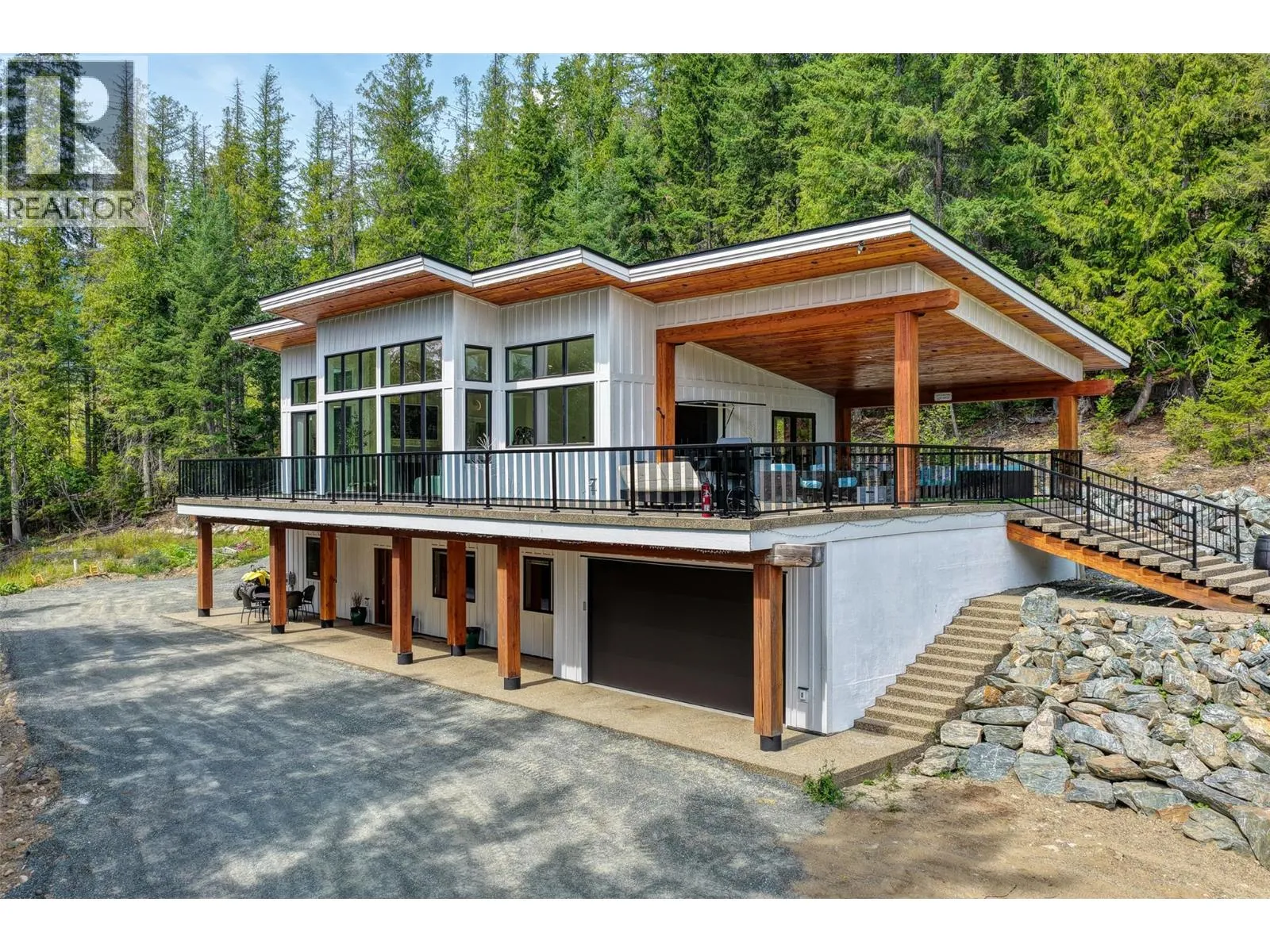 House for rent: 7249 Anglemont Way, Anglemont, British Columbia V0E 1M8