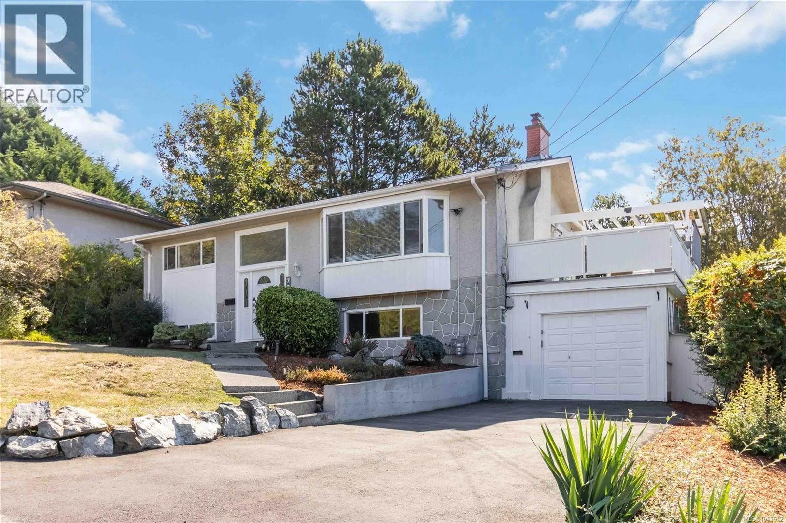 House for rent: 727 Chesterlea Rd, Saanich, British Columbia V8X 3R5