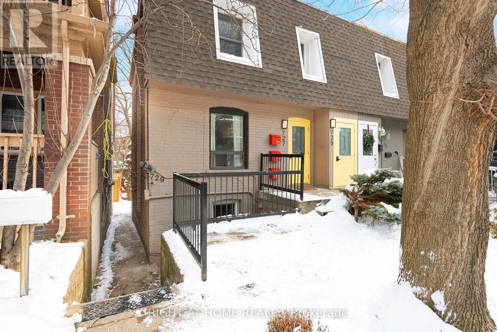 Triplex for rent: 729 Indian Road, Toronto, Ontario M6P 2E2