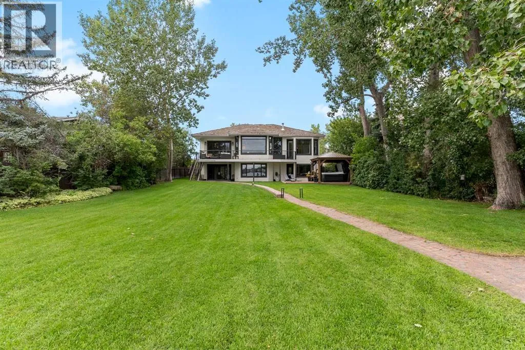 House for rent: 732 West Chestermere Drive, Chestermere, Alberta T1X 1B5