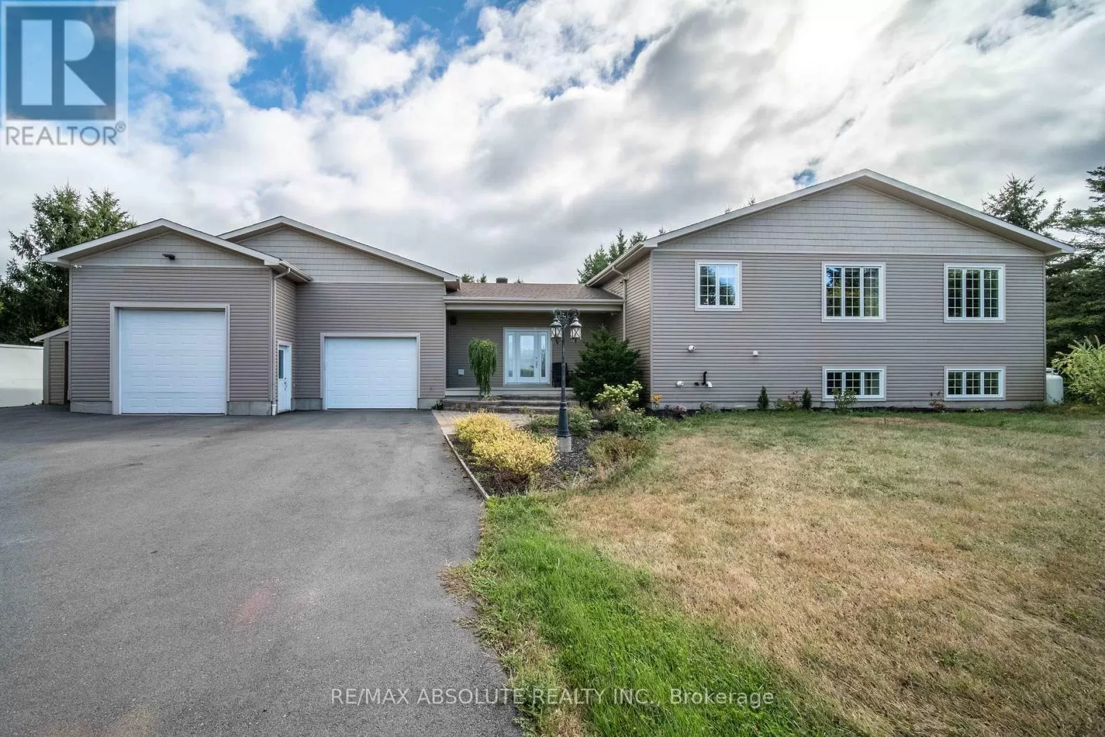 House for rent: 735 St Thomas Road, Russell, Ontario K0A 1W0