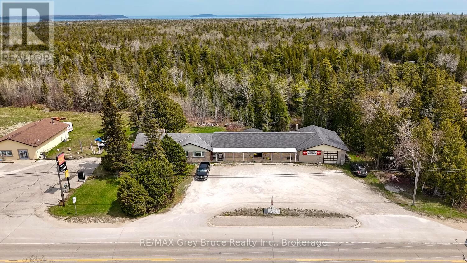 Residential Commercial Mix for rent: 7382 Highway 6, Northern Bruce Peninsula, Ontario N0H 2R0