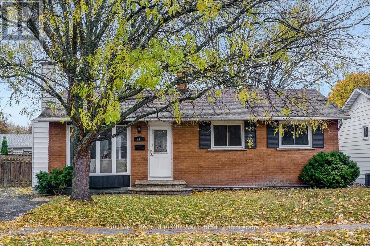 House for rent: 741 Eastvale Drive, Ottawa, Ontario K1J 6Z8