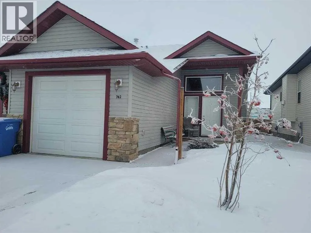 Duplex for rent: 742 Carriage Lane Drive, Carstairs, Alberta T0M 0N0