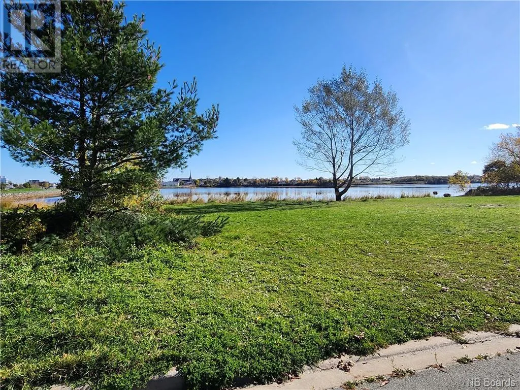 743 O'neil, Bathurst, New Brunswick E2A 2L2