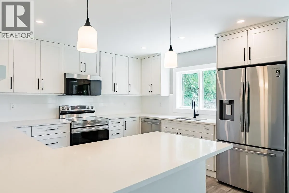 House for rent: 7430 Crowfoot Drive, Anglemont, British Columbia V0E 1M8