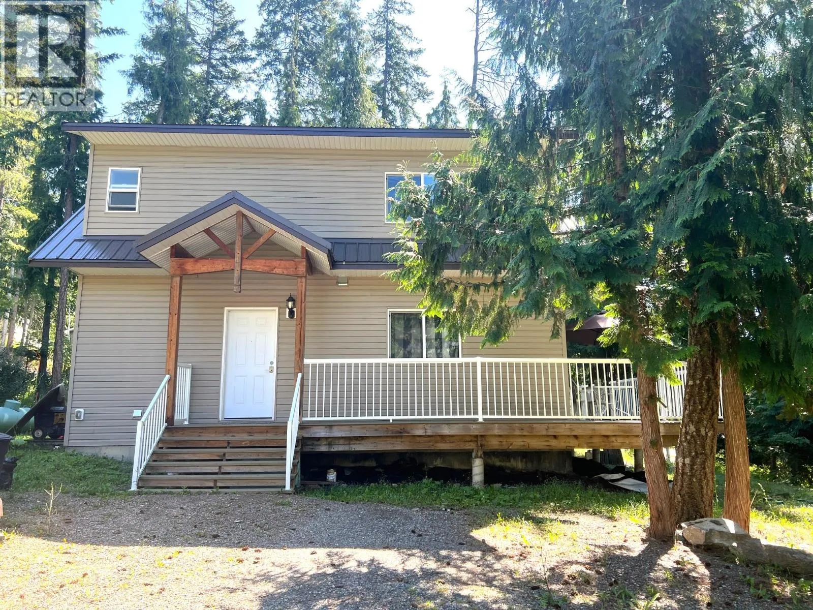 House for rent: 7461 Stampede Trail, Anglemont, British Columbia V0E 1M8