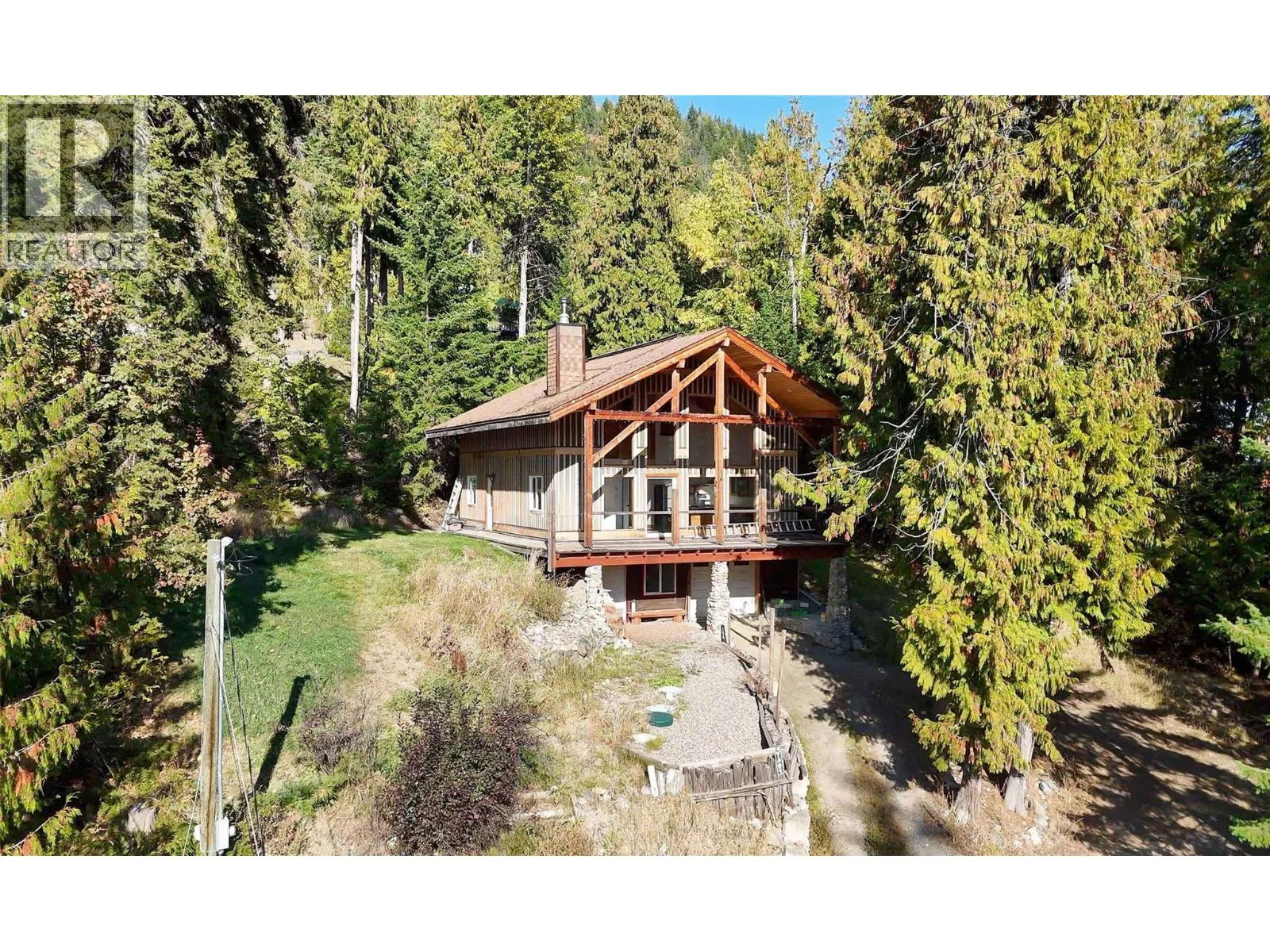 House for rent: 7487 & 7491 Crowfoot Drive, Anglemont, British Columbia V0E 1M8