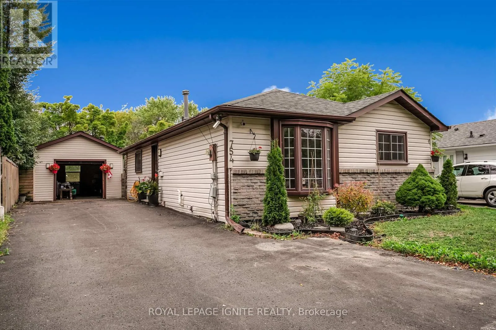 House for rent: 754 Downview Crescent, Oshawa, Ontario L1H 7W3