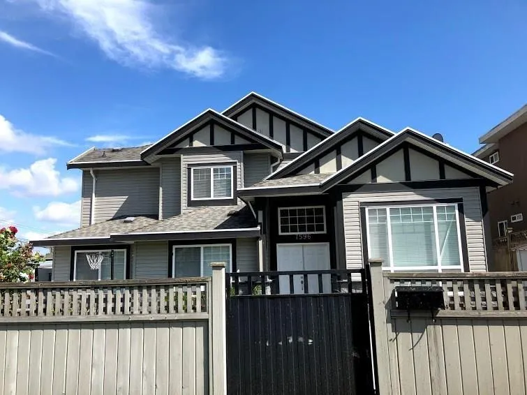 House for rent: 7596 144 Street, Surrey, British Columbia V3W 5S6