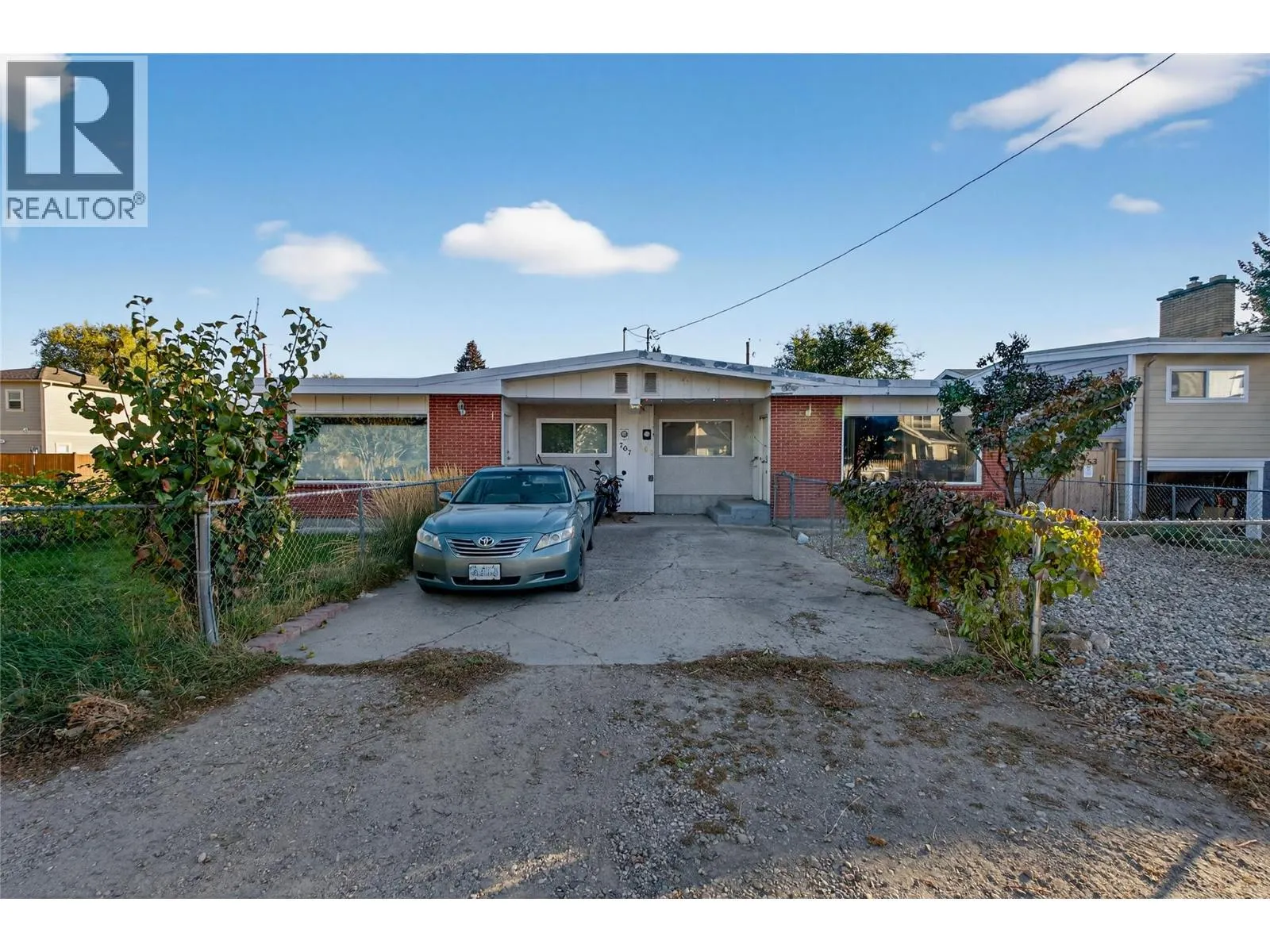 Duplex for rent: 763 Kinnear Avenue, Kelowna, British Columbia V1Y 5B2