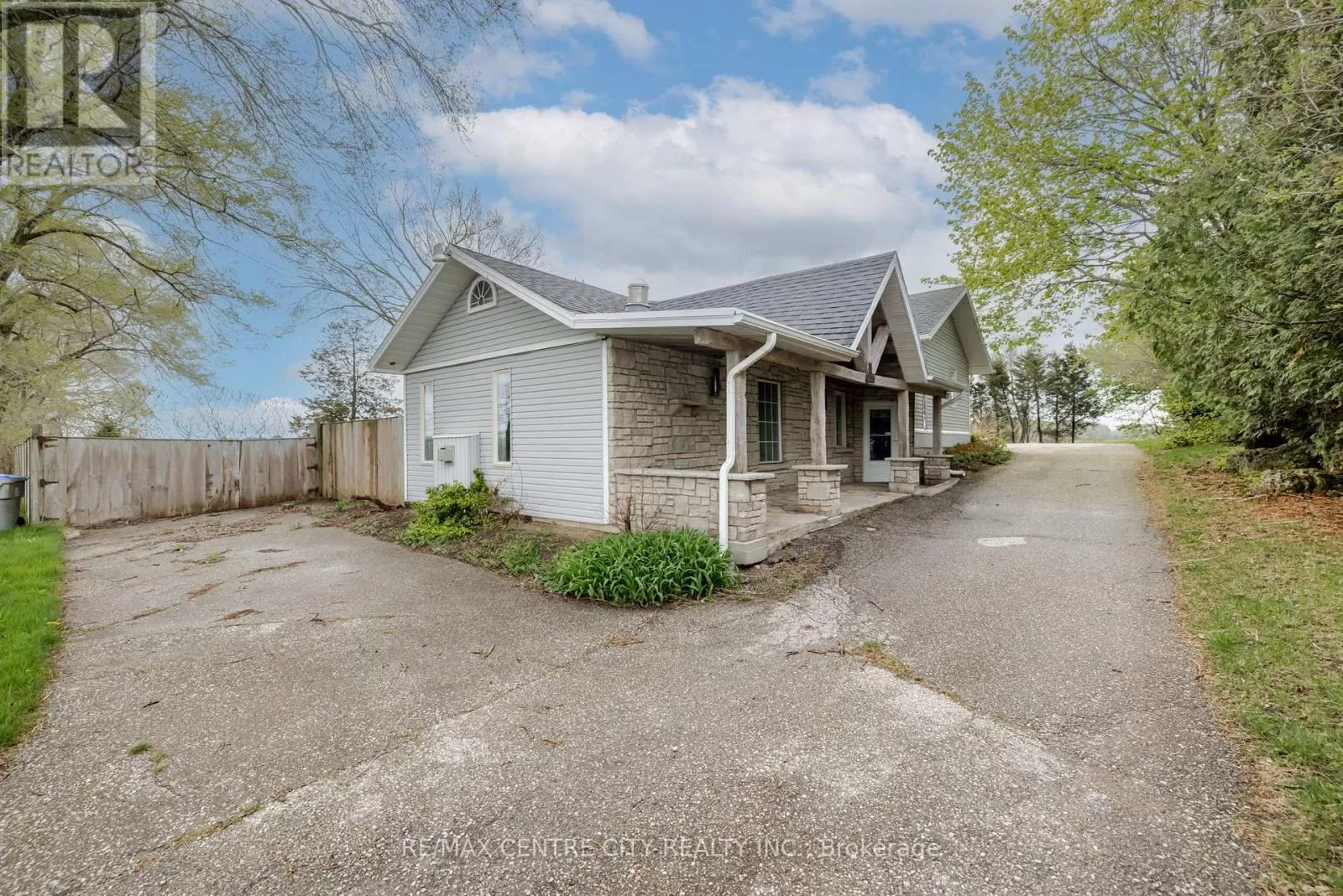 House for rent: 7641 Lakeshore Road, Lambton Shores, Ontario N0N 1J0