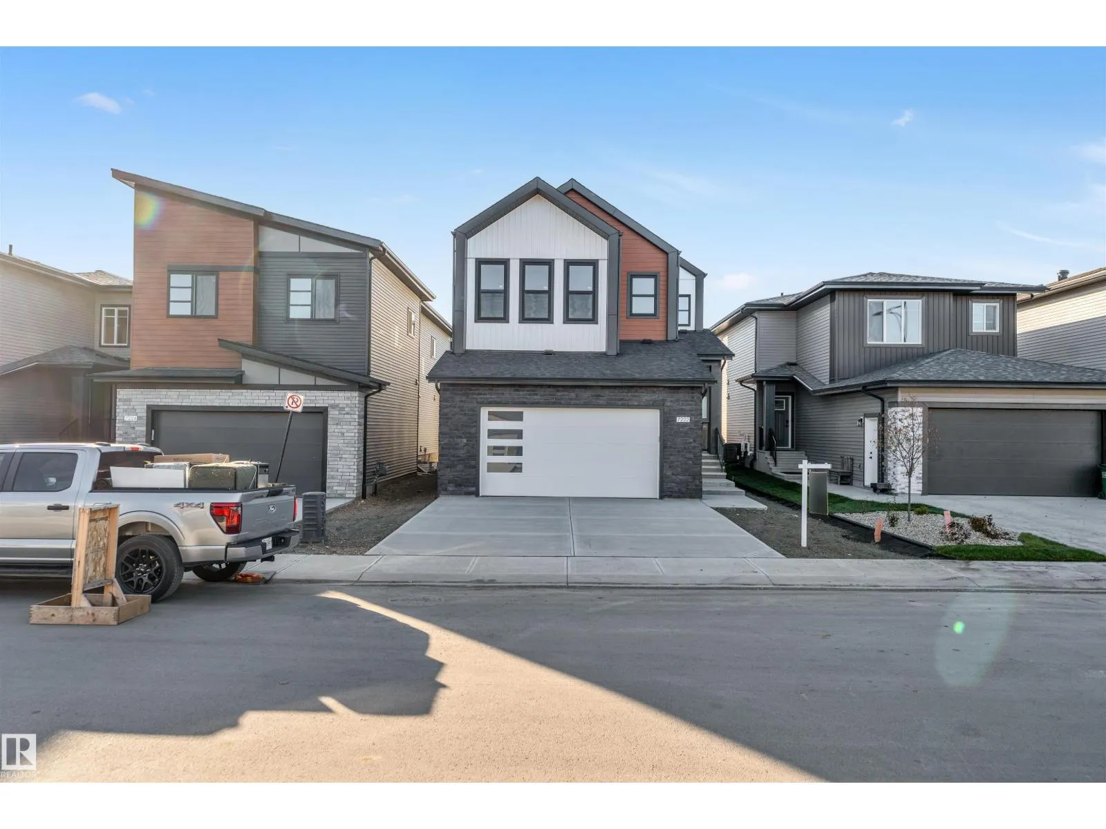 House for rent: 7663 Kimiwan Cr Sw, Edmonton, Alberta T6W 5N6