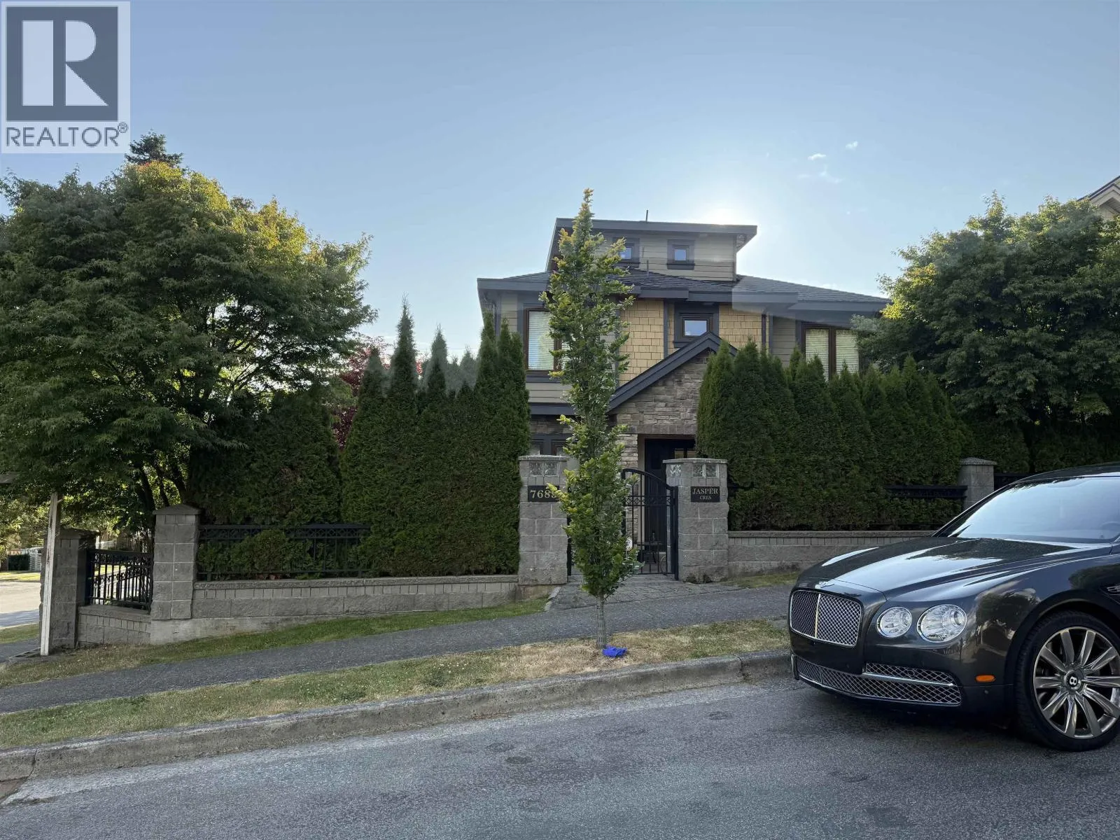 House for rent: 7689 Jasper Crescent, Vancouver, British Columbia V5P 3S7