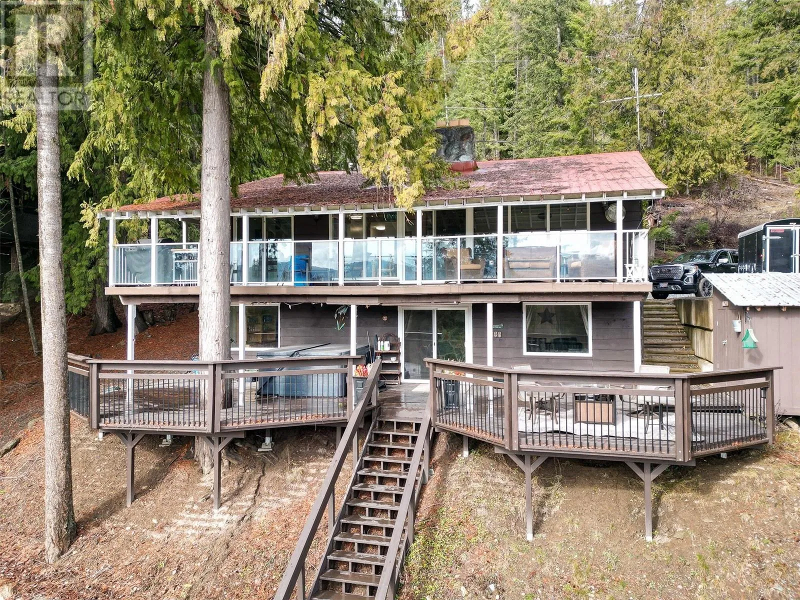 House for rent: 7796 Columbia Drive, Anglemont, British Columbia V0E 1M8