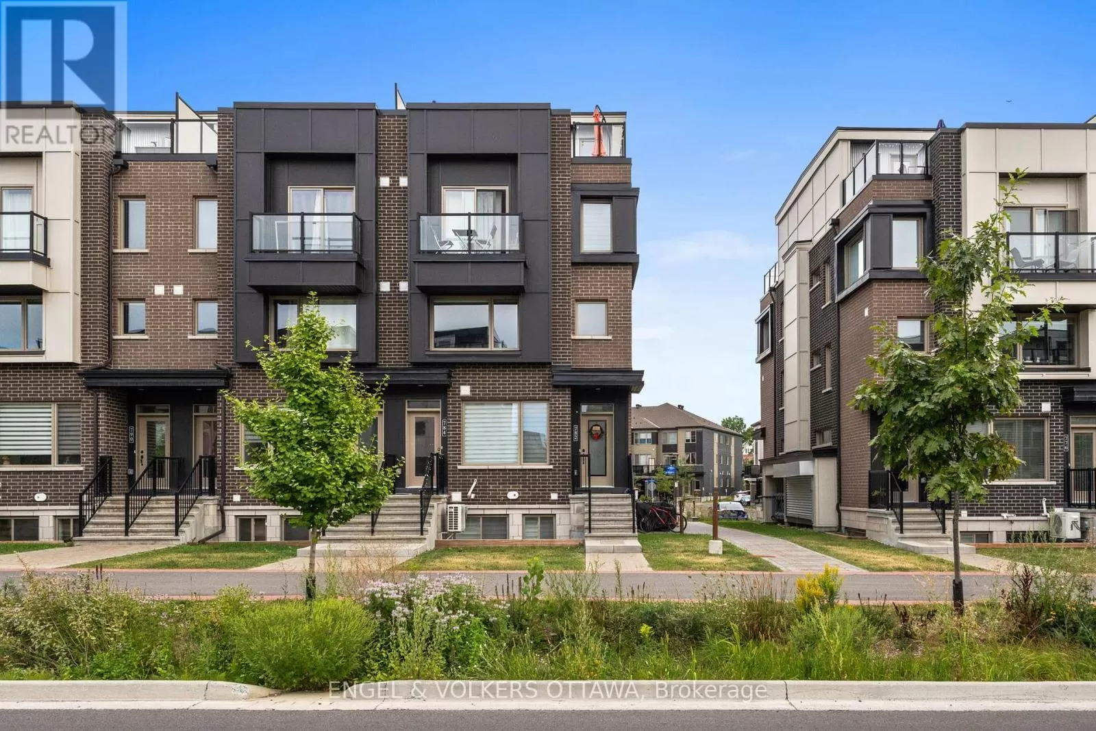 Apartment for rent: 782 Mikinak Road, Ottawa, Ontario K1K 5A5