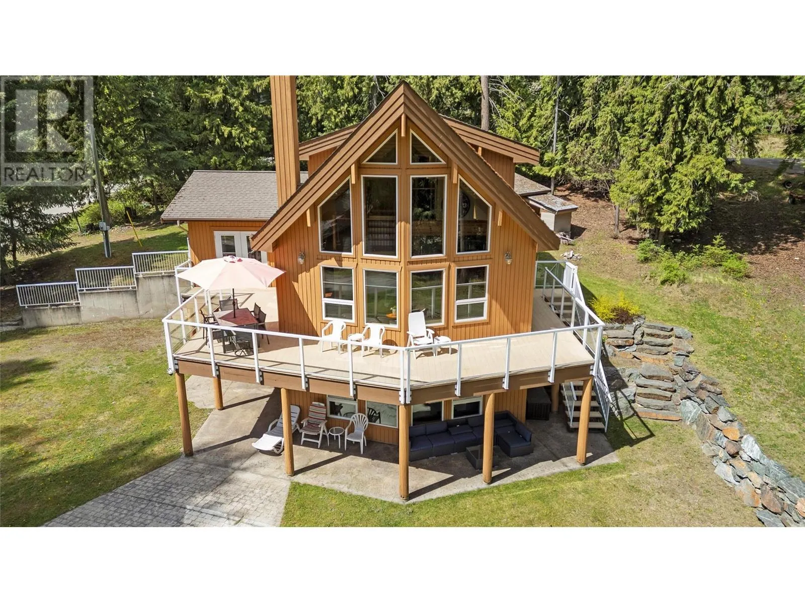 House for rent: 7889 Gardiner Road, Anglemont, British Columbia V0E 1M8