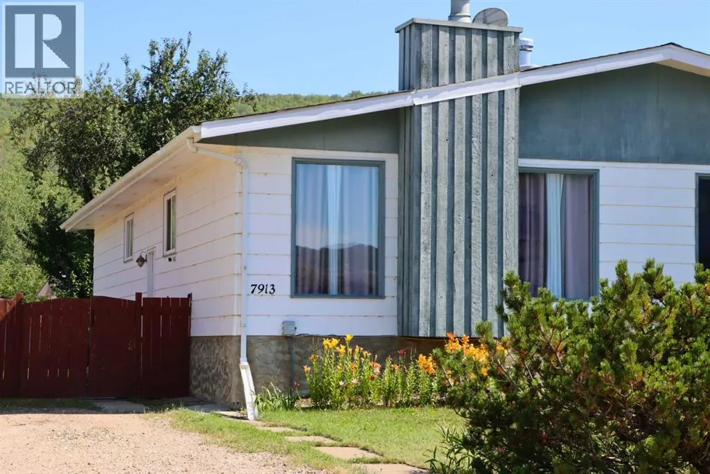 Duplex for rent: 7913 99 Street, Peace River, Alberta T8S 1A9