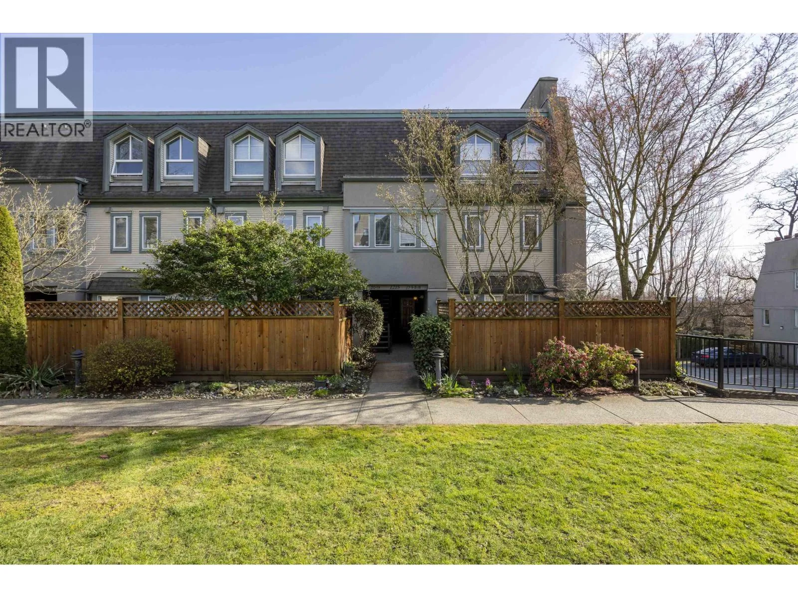 Apartment for rent: 8 1215 Brunette Avenue, Coquitlam, British Columbia V3K 6W2