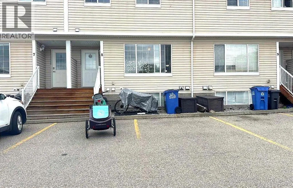 Row / Townhouse for rent: 8, 304 Ross Avenue, Cochrane, Alberta T4C 2J5