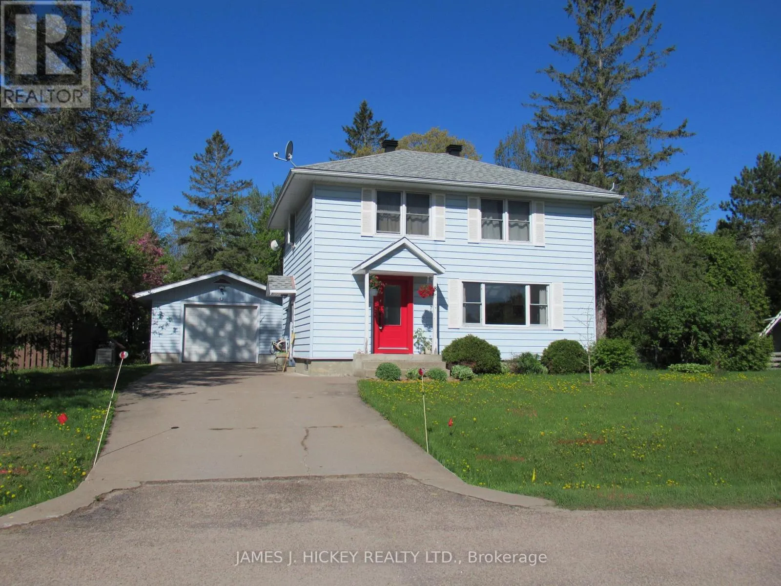 House for rent: 8 Tweedsmuir Place, Deep River, Ontario K0J 1P0