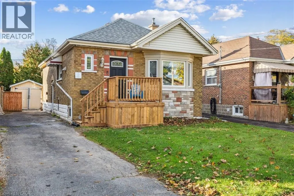 House for rent: 8 Wavell Avenue, Hamilton, Ontario L9A 2T2