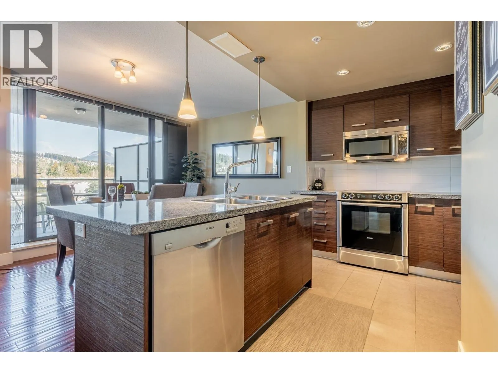 Apartment for rent: 801 2959 Glen Drive, Coquitlam, British Columbia V3B 0B8