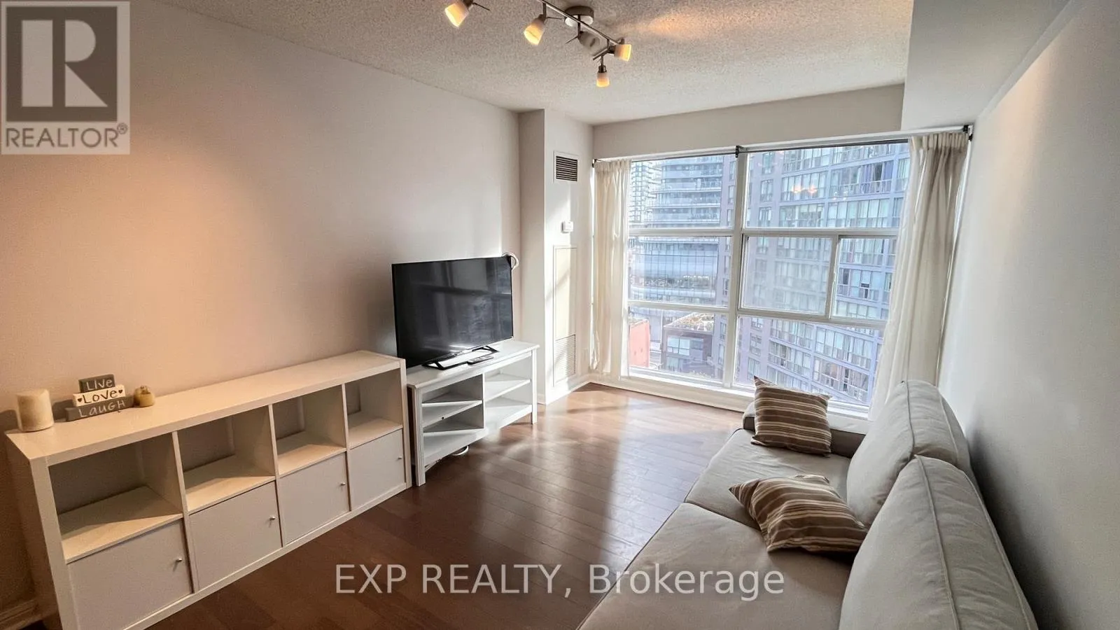 Apartment for rent: 802 - 11 St Joseph Street, Toronto, Ontario M4Y 3G4
