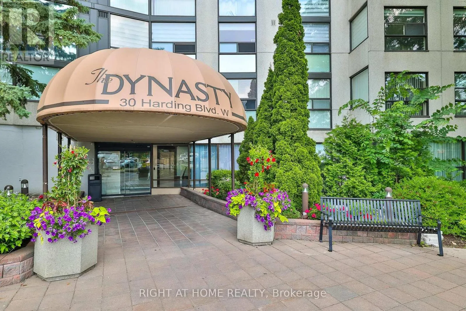 Apartment for rent: 802 - 30 Harding Boulevard W, Richmond Hill, Ontario L4C 9M3