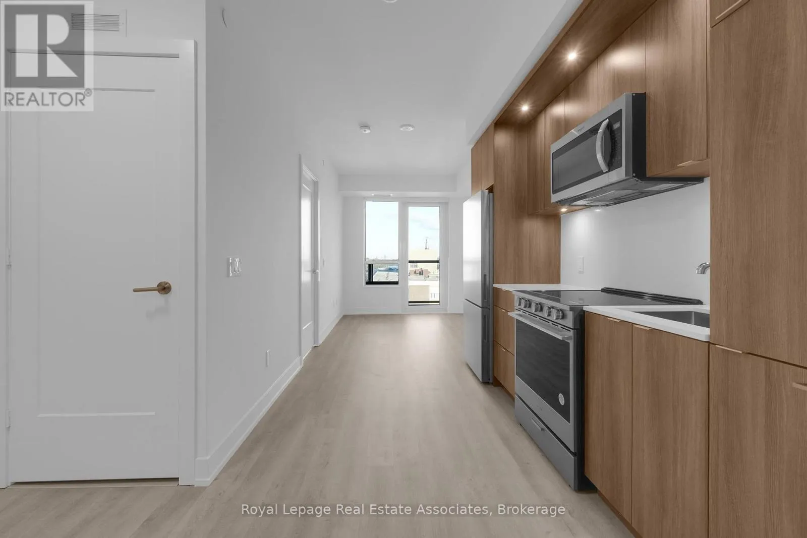 Apartment for rent: 802 - 60 Central Park Roadway, Toronto, Ontario M9A 3K1