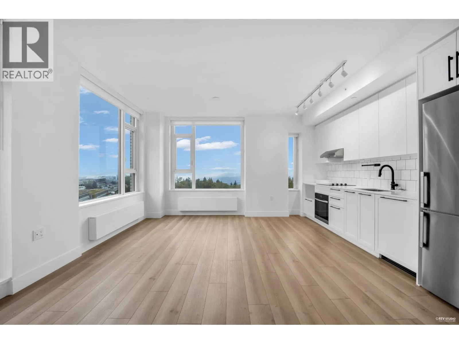 Apartment for rent: 802 8750 University Crescent, Burnaby, British Columbia V5A 0G9