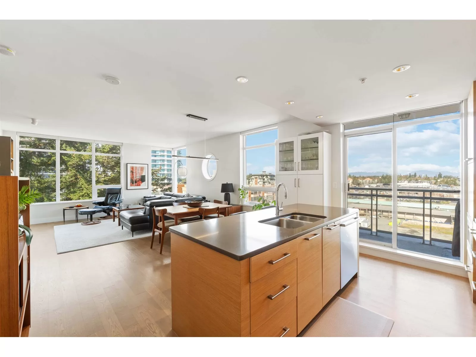 Apartment for rent: 804 15152 Russell Avenue, White Rock, British Columbia V4B 0A3