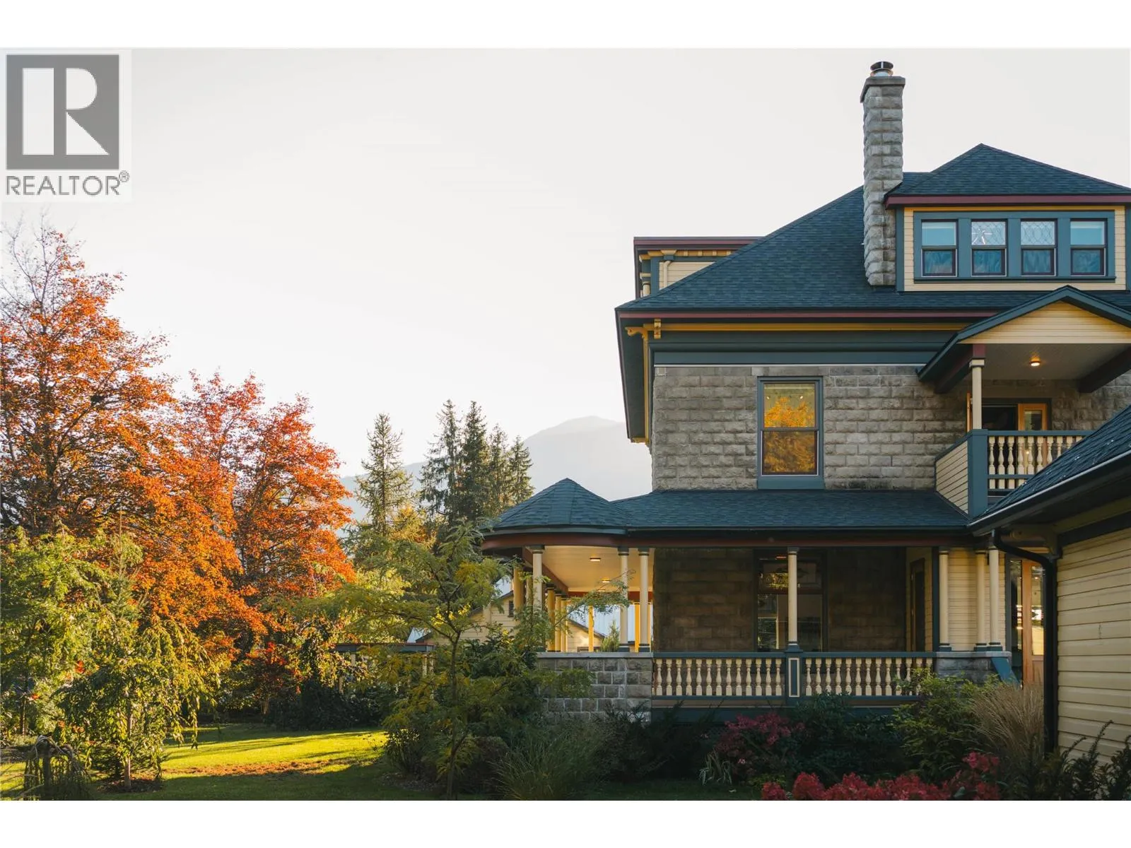 House for rent: 805 & 815 Mackenzie Avenue, Revelstoke, British Columbia V0E 2S0